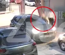 Σοκαριστική επίθεση στο Ίλιον: Οδηγός γρονθοκόπησε γυναίκα μπροστά στο παιδί της (vid)