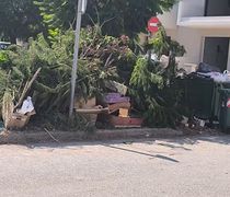 Αναγνώστης: Απαράδεκτη η κατάσταση στα πεζοδρόμια – Σκουπίδια, στρώματα, καναπέδες και κλαδιά παραμένουν στους δρόμους