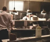 Μαζική φυγή των Ελλήνων σεφ στο εξωτερικό: Πάνω από 83.000 κενές θέσεις σε ξενοδοχεία και εστίαση 