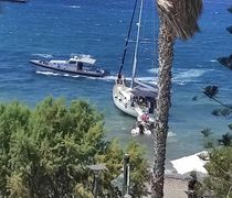 Στα "ρηχά" ιστιοφόρο λόγω ισχυρών ανέμων στην Β. Γεωργίου