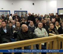 Διεκόπη η δίκη για τα Τέμπη και θα συνεχιστεί την 1η Απριλίου - Οργισμένοι συγγενείς φώναζαν συνθήματα