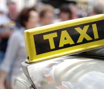 Νέα Ιωνία: Άγρια επίθεση σε γυναίκα οδηγό ταξί – Επιβάτης τη δάγκωσε και της έκοψε το αυτί