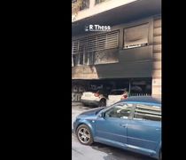 Eμπρηστικές επιθέσεις με γκαζάκια σε κατοικίες πολιτευτών της ΝΔ - Μια γυναίκα στη ΜΕΘ και 4 τραυματίες