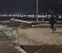 Aναγνώστρια: "Χαμός" πάλι στο λιμάνι της Κω με τα μπλόκια λόγω κακοκαιρίας - Τα δένουμε με δικά μας σχοινιά