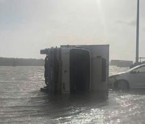 Ρόδος: Η θάλασσα βγήκε στη στεριά – Αναποδογύρισε φορτηγό 