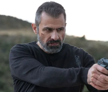 Στους κινηματογράφους το νέο αστυνομικό θρίλερ «Το Μυστικό του Δάσους» που γυρίστηκε στην Κω και πρωταγωνιστεί ο Κ. Καραθωμάς