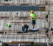Ελλείψεις 250.000 εργαζομένων σε τουρισμό και οικοδομή
