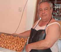 Τάκης Χατζηπυλιώτης (Καμέλια) - Με μεράκι και παράδοση ετοιμάζει 1.000 λουκουμάδες για τον εορτασμό της Μεταμορφώσεως του Σωτήρος