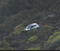 Ρόδος: Τράβηξε το τιμόνι για να γκρεμίσει στη χαράδρα την εν διαστάσει σύζυγο και το παιδί του και επιχείρησε να αυτοκτονήσει! 