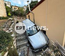 Καστοριά: Αυτοκίνητο «προσγειώθηκε» σε αυλή σπιτιού — Παρά τρίχα γλίτωσαν οι κάτοικοι