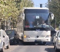 Νέος "εγκλωβισμός" λεωφορείου στο κέντρο της Κω – Κυκλοφοριακό κομφούζιο από τα διπλοπαρκαρισμένα