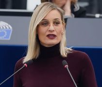 Σάλος από τη δήλωση της Ε. Μελέτη στο Ευρωκοινοβούλιο – Οι «εκβιαζόμενοι» εργοδότες και οι «αντιεπαγγελματίες εργαζόμενοι»