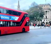 Τα κόκκινα λεωφορεία του Λονδίνου «ντύνονται» με εικόνες της Ρόδου και της Κω  