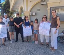 Απεργιακή κινητοποίηση έξω από την Ένωση Ξενοδόχων Κω