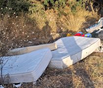 Ασυνειδησία χωρίς όρια: Συμπολίτης μας με φορτηγάκι πέταξε στρώματα και διάφορα σκουπίδια στον Αγ. Νεκτάριο Κω