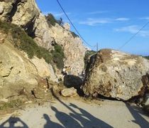 Τεράστιος βράχος έπεσε στον δρόμο προς την παραλία «Άντονι Κουίν» στη Ρόδο
