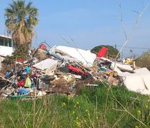 Αναγνώστρια: Εδώ και 4 μήνες δεν έχουν μαζέψει τα σκουπίδια και τα μπάζα ενώ έχουμε ενημερώσει την Υπηρεσία Καθαριότητας...