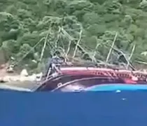 Βυθίστηκε «πειρατικό» πλοίο με 148 επιβάτες στην Τουρκία: Τουρίστες πηδούσαν στη θάλασσα για να σωθούν (vid)