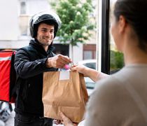 Οι Έλληνες μειώνουν τις παραγγελίες delivery – Τι δείχνει έρευνα για τις αγορές μέσω ίντερνετ 