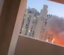 Φωτιά σε πολυτελές ξενοδοχείο του Ντουμπάι μετά από ιρανική πυραυλική επίθεση 