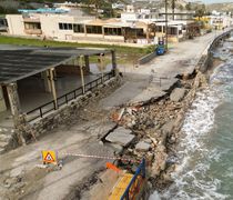 "Έκλεισε" ο παραλιακός δρόμος στο Καμάρι Κεφάλου