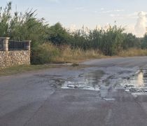 Αναγνώστης: Λύματα σε δρόμο στο Πυλί