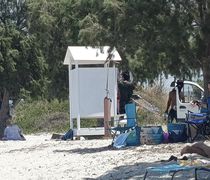 Αναγνώστρια: Κάντε κάτι με τους Ρομά στην παραλία Τιγκακιού – Κάνουν μπάνιο και πλένουν τα ρούχα τους στη δημόσια ντουζιέρα
