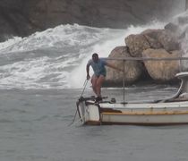 Συγκλονιστικές εικόνες: Ψαράς στην Αστυπάλαια δίνει μάχη με τα κύματα για να σώσει το καΐκι του και βουτά στη θάλασσα (VIDEO)