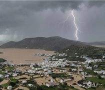 Η θάλασσα βγήκε στη στεριά στους Λειψούς – Πρωτοφανής καταιγίδα έπληξε το νησί