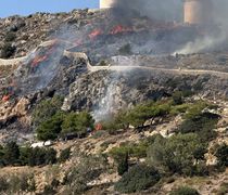 Φωτιά τώρα στην Λέρο κοντά στους Ανεμόμυλους