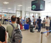 Καλοκαιρινό έμφραγμα στα ελληνικά αεροδρόμια – Πού οφείλονται οι καθυστερήσεις   