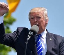 Ο Τραμπ κάνει ρεζίλι τον Μακρόν αποκαλύπτοντας διάλογό τους: «Ό,τι θέλεις, Ντόναλντ, σε παρακαλώ, μην το πεις στον λαό, σε ικετεύω»