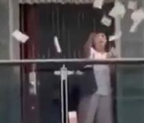 Κίνα: Γυναίκα πέταξε από το μπαλκόνι 160.000 δολάρια μετά από καβγά με τον σύζυγό της