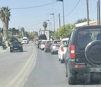 Κως: Το φανάρι της υπομονής στην έξοδο προς τα χωριά.