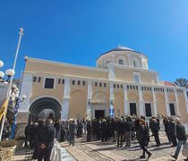 Σε κλίμα καθολικού πένθους η Κάλυμνος για τον Γιάννη Χαλίκο – Ξεκίνησε το λαϊκό προσκύνημα με μαζική προσέλευση του κόσμου