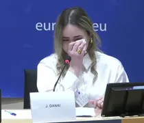 Συγκλόνισε στο Ευρωκοινοβούλιο η 20χρονη κόρη της γυναίκας που δολοφονήθηκε με 17 μαχαιριές στη μέση του δρόμου στο Μενίδι