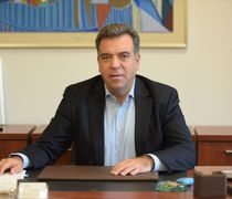 Ο Μάνος Κόνσολας παρέδωσε νομοσχέδιο για την αντιμετώπιση της διάβρωσης των ακτών σε τρεις Υπουργούς
