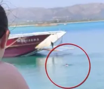 Λιμενικό: Δικογραφία για το πλοίο που άνοιξε εν πλω τον καταπέλτη – Πλοιοκτήτης ο άνδρας που επιβάστηκε κολυμπώντας (vid)