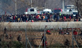 Έβρος: Μια πρόσφυγας γέννησε στον δρόμο με την βοήθεια κατοίκων και εθνοφυλάκων (vid)