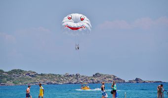 Τραγωδία στη Ρόδο με το parasailing: Σοκάρουν οι περιγραφές των γονιών -Τα παιδιά έπεσαν στα βράχια από ύψος 120 μέτρων  