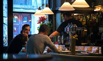 Καφέ-μπαρ: Τι ισχύει για τους πελάτες που επιλέγουν τη… μπάρα