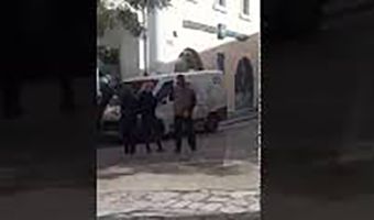 ΤΕΡΑΣΤΙΕΣ ΟΥΡΕΣ ΕΞΩ ΑΠΟ ΤΙΣ ΤΡΑΠΕΖΕΣ (vid)