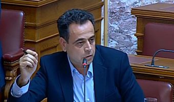 Σαντορινιός: Ο κ. Μηταράκης λέει ψέματα βάζοντας σε κίνδυνο τον μειωμένο συντελεστή ΦΠΑ στα 5 νησιά του Αιγαίου που φιλοξενούν πρόσφυγες