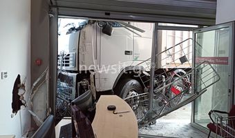 Εικόνες σοκ από την Πειραιώς: Φορτηγό έπεσε σε γραφεία εταιρίας – O οδηγός έπαθε έμφραγμα