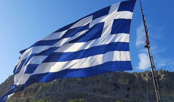 Κρητικός ύψωσε στο Καστελλόριζο τη μεγαλύτερη ελληνική σημαία. Ζυγίζει 200 κιλά και έχει εμβαδό 745,5 τ.μ.  