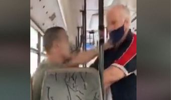 Βίντεο-σοκ: Αγριο ξύλο μεταξύ νεαρού και ηλικιωμένου σε λεωφορείο για τη... μάσκα