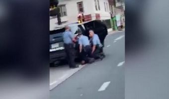  Τζορτζ Φλόιντ: Νέο βίντεο από τη δολοφονία του - Τρεις οι αστυνομικοί που έχουν γονατίσει πάνω του