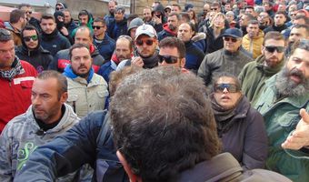 Χίος: Κάτοικοι μπήκαν στο ξενοδοχείο που μένουν τα ΜΑΤ και τους ξυλοκόπησαν (βίντεο)