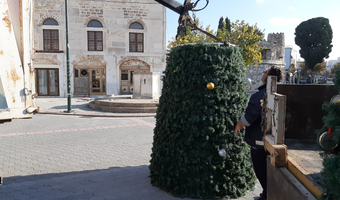 Τοποθετήθηκαν τα Χριστουγεννιάτικα δέντρα στην πλατεία Ελευθερίας και πλατεία Κονίτσης