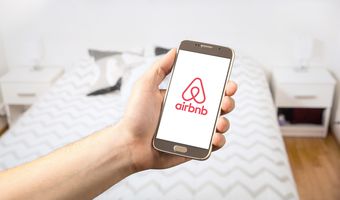  "Πόλεμος" Airbnb - ξενοδόχων